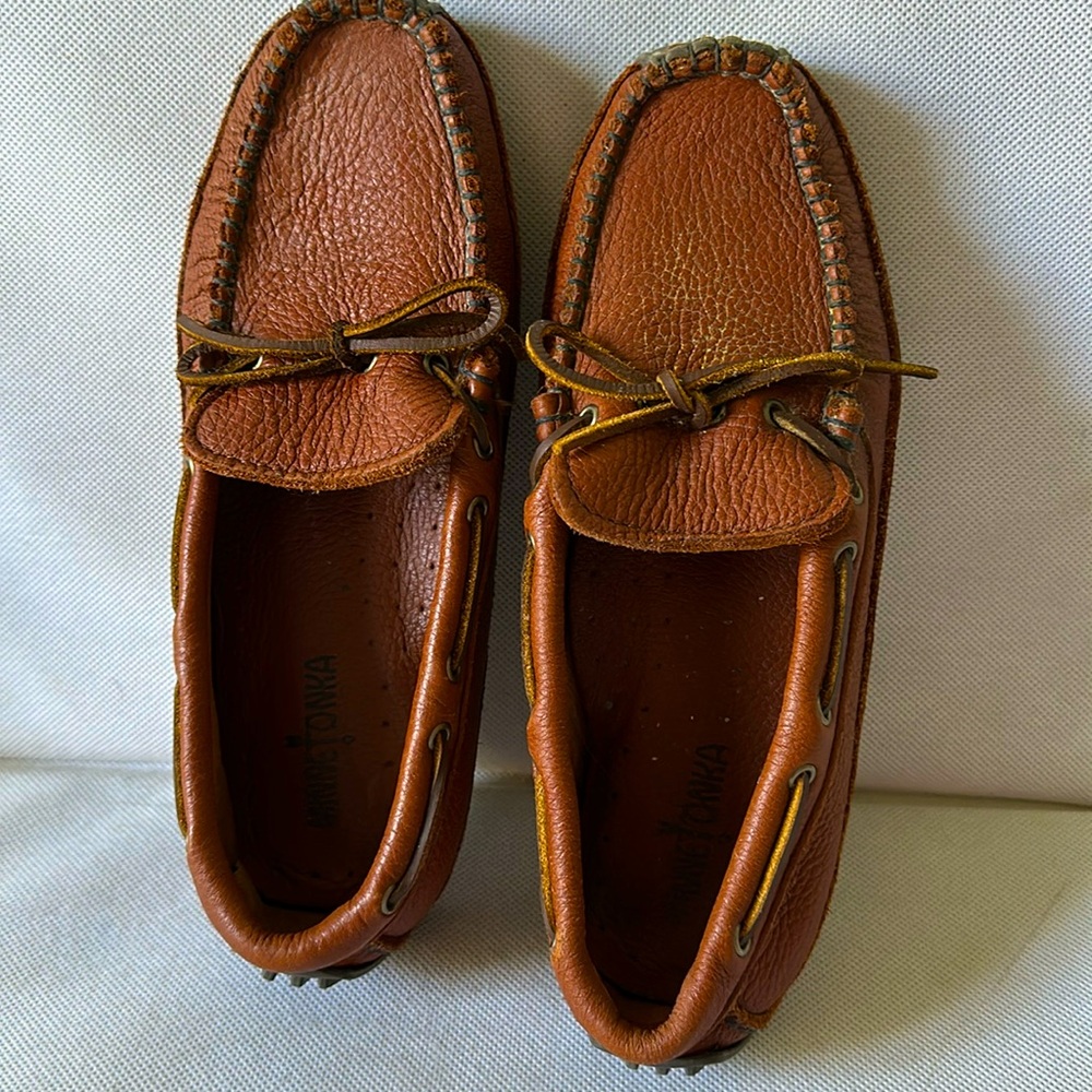 MENS MINNETONKA MOOSEHIDE WEEKENDER DRIVING MOCCASINS 
(sz 8.5)